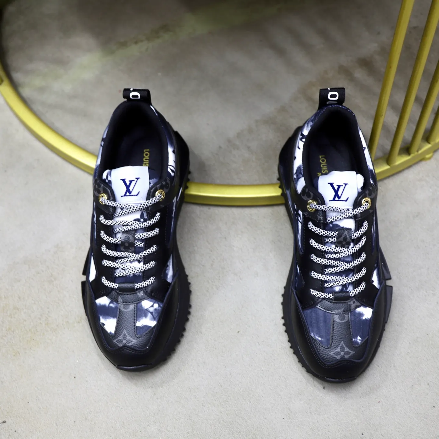 Ex-factory price: 462💰🙅‍♂️🙅‍♂️🙅‍♂️ Brand: LV Louis Vuitton Standard code: 38-44 (45 customized) Grade: Same as the official website Material: Original material splicing Comfortable and breathable lining Lightweight and wear-resistant sports outsole Style category: Men's fashionable casual shoes Running sneakers Distinguished luxury brand elements Top luxury Color: actual picture color